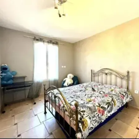 Villa Spacieuse Avec Piscine Privee A *