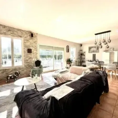 Villa Spacieuse Avec Piscine Privee A *