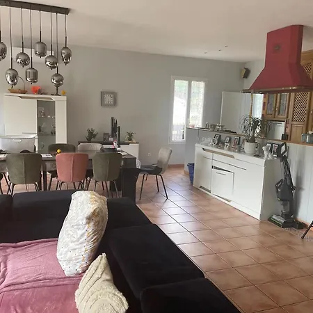 Villa Spacieuse Avec Piscine Privee A *