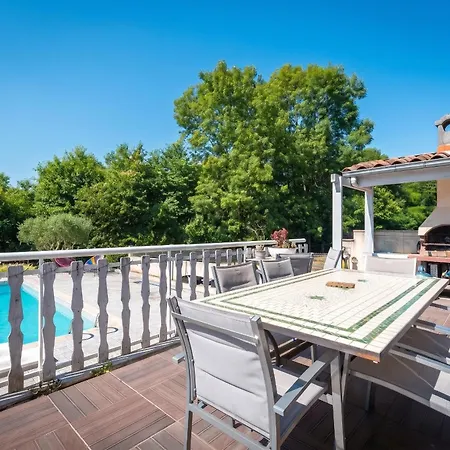Вилла Spacieuse Avec Piscine Privee A Saint-Laurent-de-Neste